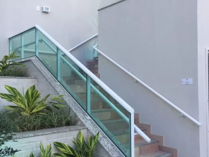 guarda-corpo-em-esquadria-de-aluminio-e-vidro-encaixilhado-768x1024